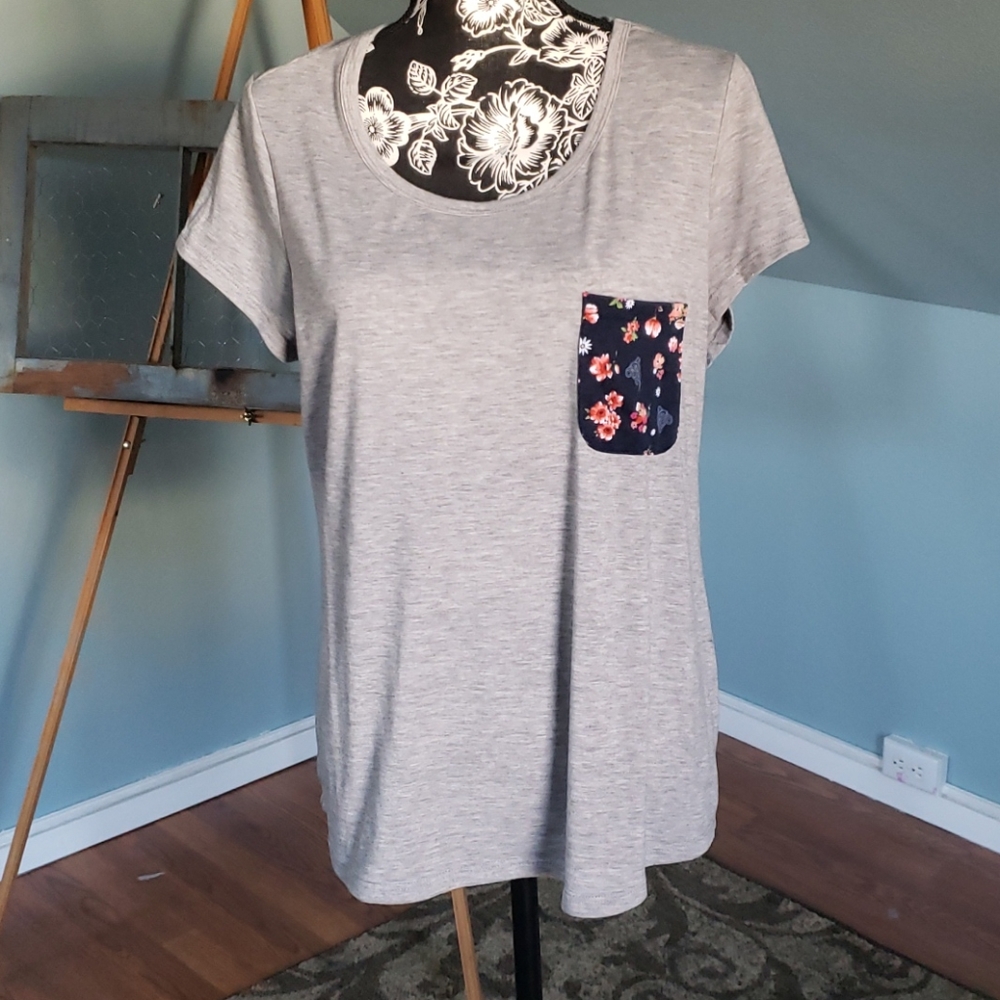 No Boundries scoop neck floral pocket tee